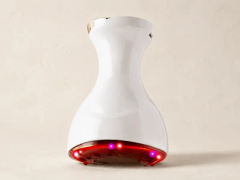 Resoveya powered tool with a suction contact surface